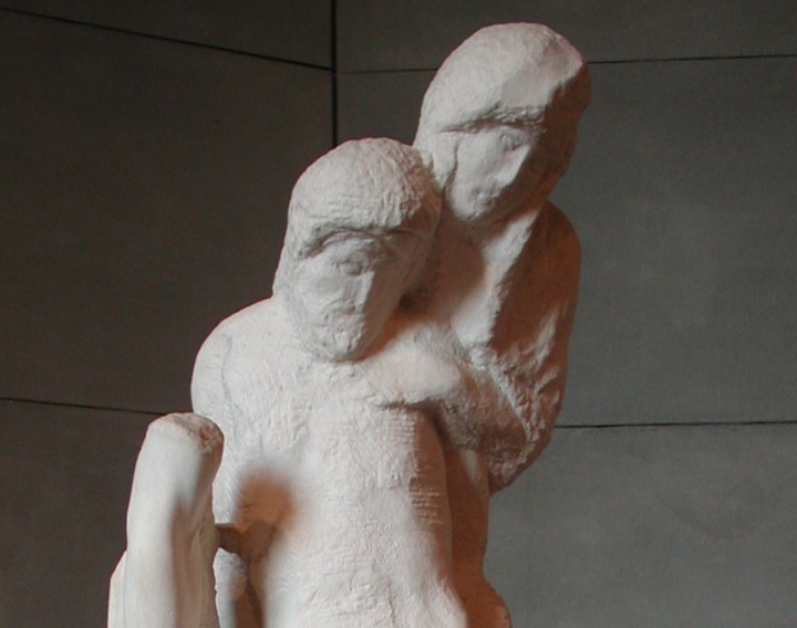 Uma das peças mais famosas do castelo é a Pietà Rondanini, a última escultura inacabada de Michelangelo, que atrai visitantes de todo o mundo.