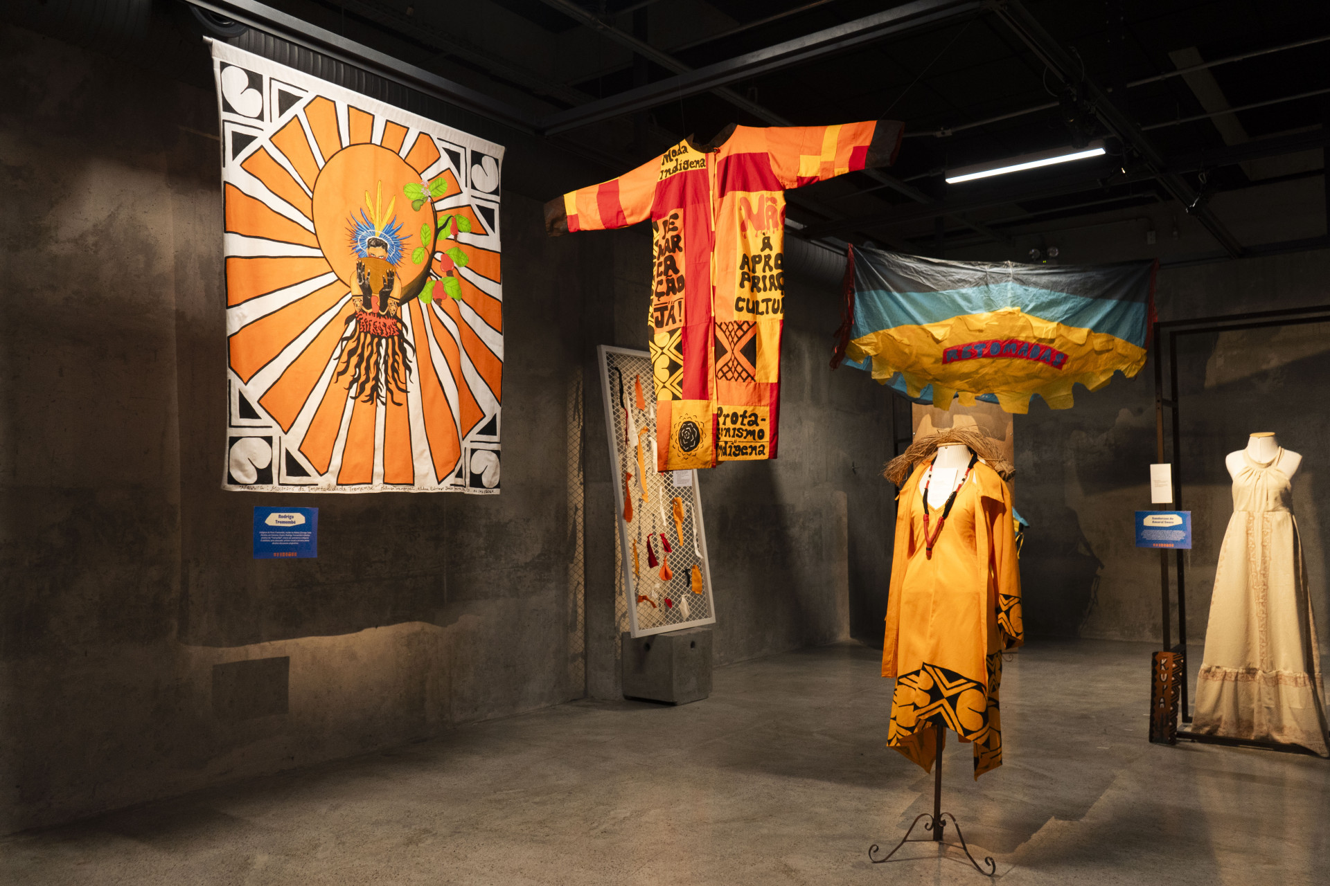 Peças do artista cearense Rodrigo Tremembé são expostas na 7ª Bienal Internacional Révélation, em Paris