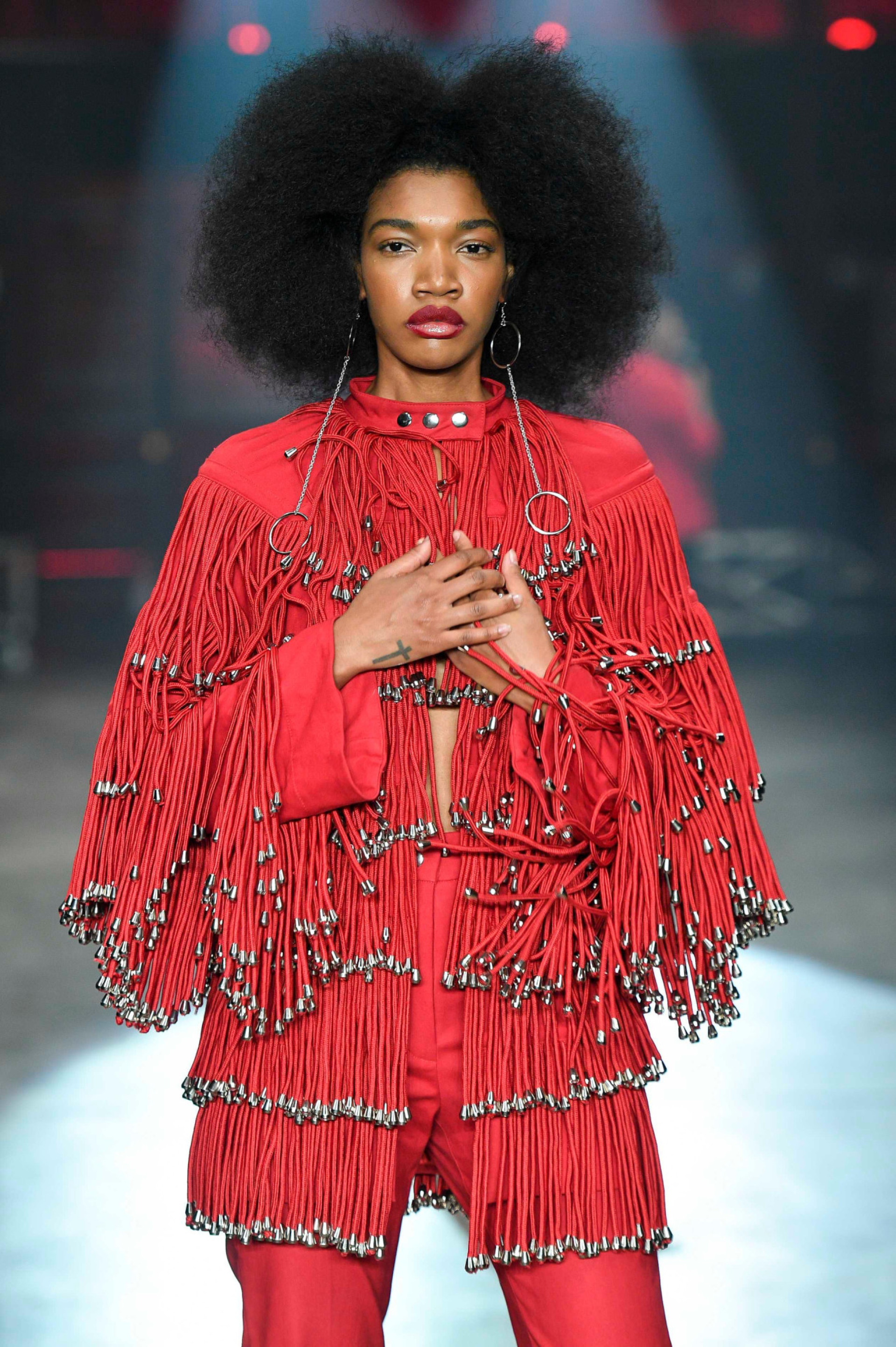 Estilista brasileira Jal Vieira transforma moda em manifesto e se torna pioneira em parceria com a Marvel