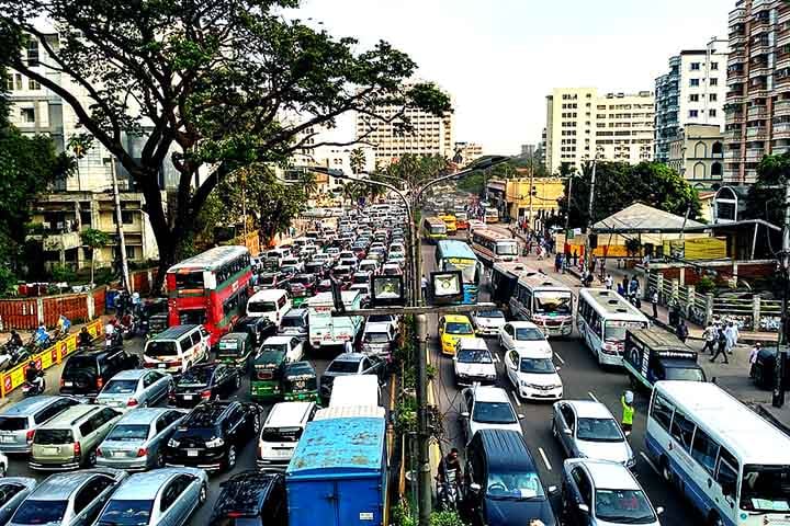 A altíssima densidade populacional de Dhaka se reflete no trânsito caótico, nos espaços urbanos apertados e na pressão sobre os serviços públicos