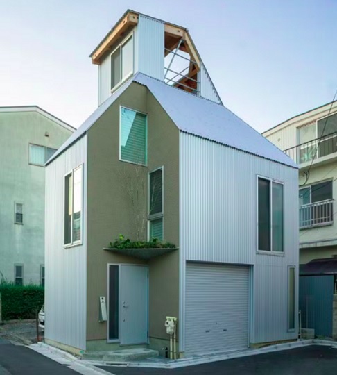 Projetada pelo escritório Kominoru Design, a casa, que tem apenas 30 m² e três andares, foi construída em um terreno de esquina.