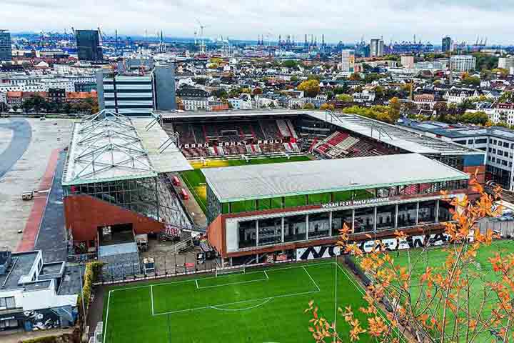 Além do futebol, a região ao redor do estádio, no bairro de St. Pauli, é repleta de bares e espaços culturais. Assistir a um jogo do St. Pauli é uma verdadeira experiência.