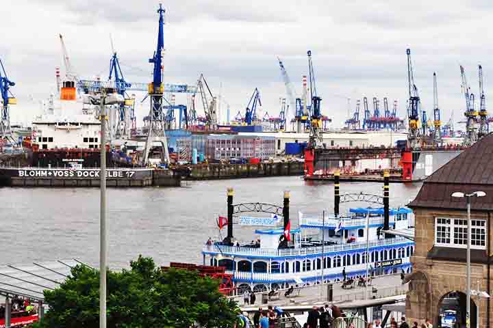 O Porto de Hamburgo é um dos maiores e mais movimentados da Europa, sendo um verdadeiro cartão-postal da cidade. Além de seu papel comercial, ele abriga atrações como o bairro Speicherstadt, repleto de armazéns históricos e canais pitorescos.