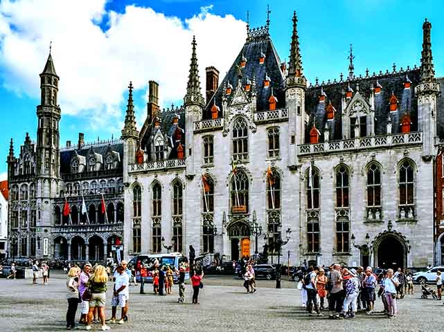 A praça é palco de mercados e eventos durante o ano, sendo um excelente ponto de partida para conhecer a cidade. No inverno, abriga um charmoso mercado de Natal e uma pista de patinação no gelo.
