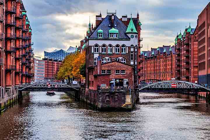 Atualmente, abriga museus, como o próprio Miniatur Wunderland e o Deutsches Zollmuseum, além de cafés e lojas. À noite, a iluminação transforma o local em um espetáculo visual.