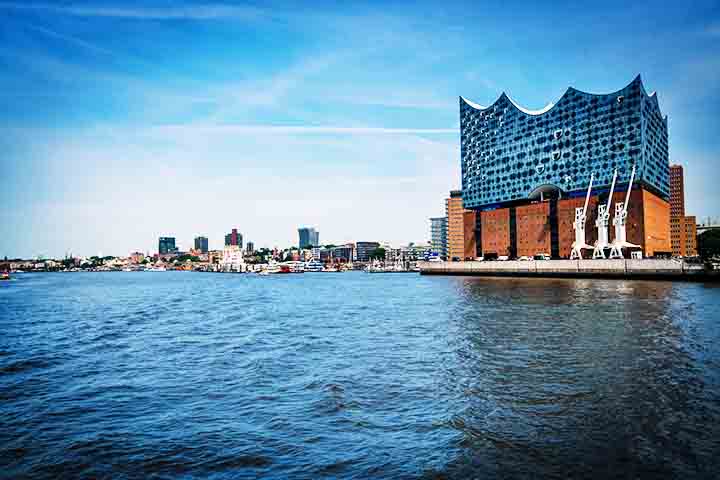 A Elbphilharmonie é uma das salas de concerto mais impressionantes do mundo, localizada às margens do rio Elba. Seu design moderno combina uma base de tijolos históricos com uma estrutura de vidro ondulada no topo, lembrando ondas do mar.