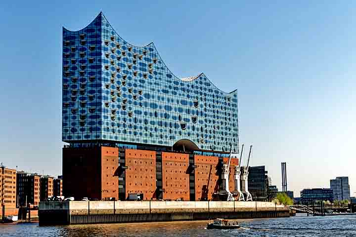 O local abriga três salas de concerto, um hotel e uma plataforma de observação com vistas panorâmicas da cidade. Mesmo para quem não assiste a um concerto, a visita ao terraço, conhecido como Plaza, é uma experiência imperdível em Hamburgo.