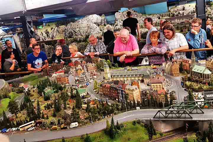 Cada cenário possui pequenas histórias acontecendo, tornando a visita interativa. Com réplicas de países como Alemanha, Suíça, Itália e até um aeroporto funcionando, o museu encanta tanto crianças quanto adultos. É uma experiência imperdível para quem visita a cidade.