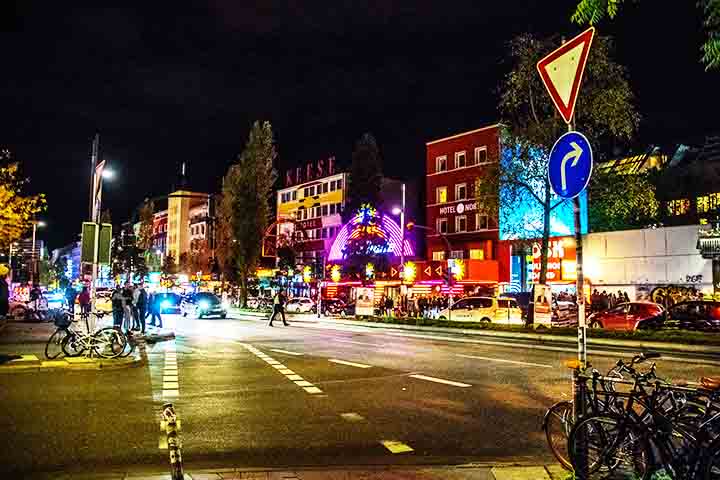 O local também tem forte ligação com a história dos Beatles, que tocaram em vários clubes da região antes da fama mundial. Durante o dia, a Reeperbahn tem um ambiente mais tranquilo, mas à noite, se transforma em um dos lugares mais vibrantes da cidade.