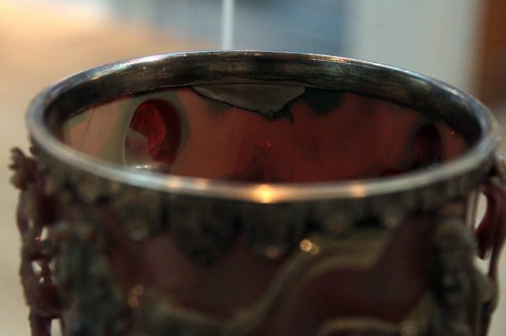 O cálice, adquirido pelo Museu Britânico na década de 1950, permaneceu um mistério até 1990, quando fragmentos foram analisados sob um microscópio por pesquisadores na Inglaterra. 