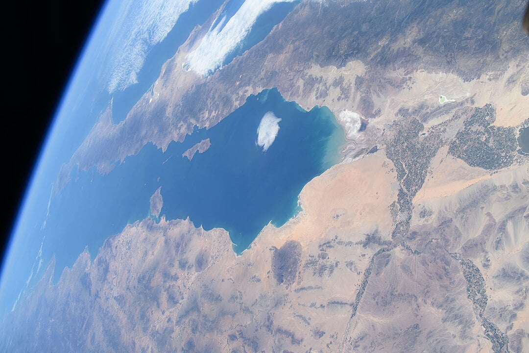 Os golfos costumam ser formados por processos naturais como erosão, movimento das placas tectônicas ou submersão de vales costeiros.