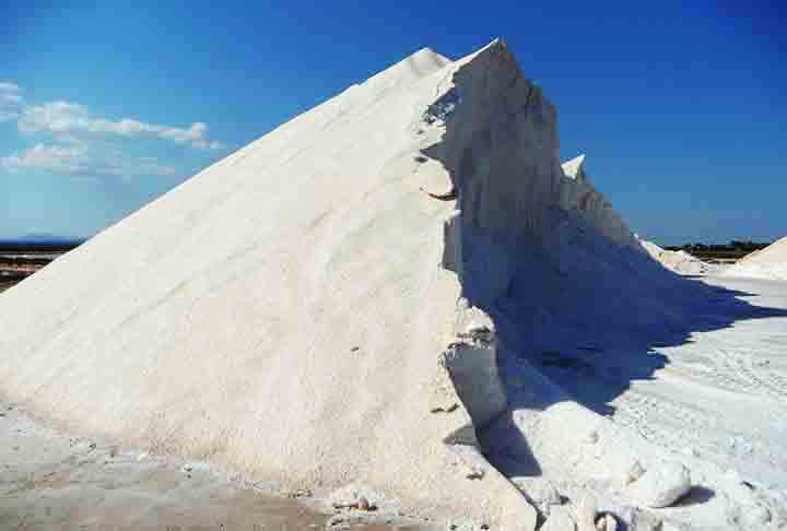 O clima na região é árido e frio, com temperaturas que podem cair abaixo de zero à noite, tornando a visita ao salar uma experiência única, mas desafiadora.