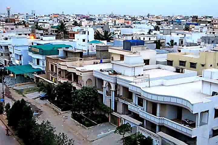 Karachi também guarda belezas naturais, como praias ao longo do Mar da Arábia, e locais históricos como o mausoléu de Muhammad Ali Jinnah, fundador do país.