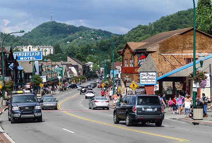 PIGEON FORGE (Tennessee) - População: 6.200. - Pigeon Forge, lar de Dollywood, celebra a cultura country com shows e atrações temáticas. 
