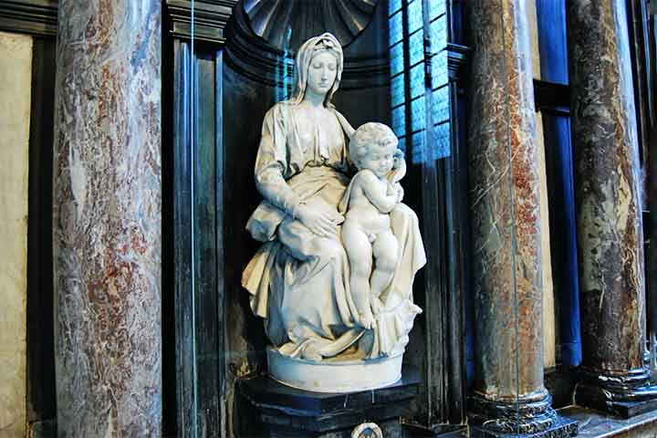 A Igreja de Nossa Senhora é uma das mais impressionantes de Bruges, conhecida por sua torre de 115 metros, a mais alta da cidade. No interior, abriga uma das obras-primas de Michelangelo, a escultura Madonna e Criança, esculpida em mármore branco.