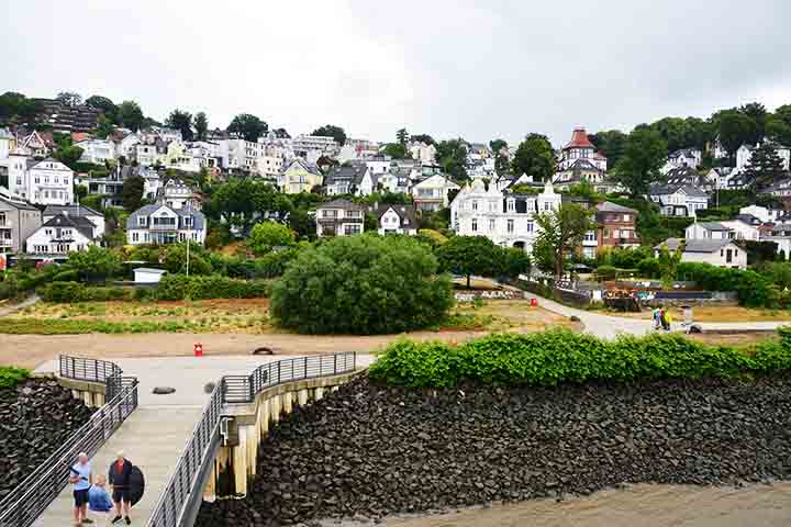 Com suas ruas estreitas e escadarias que descem até o Rio Elba, oferece vistas deslumbrantes da região. É um ótimo local para caminhadas relaxantes, aliás. Tranquilo, oferece uma experiência diferente dentro da metrópole. Nos dias de sol, é um dos melhores lugares para admirar o rio.