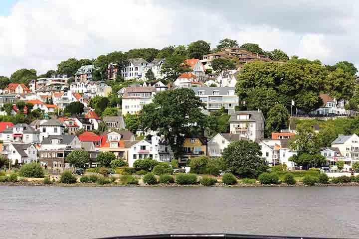 Hamburgo, a segunda maior cidade da Alemanha, combina história, modernidade e um forte lado cultural. Com um dos maiores portos da Europa, a cidade oferece atrações icônicas, como o Treppenviertel, localizado no charmoso bairro de Blankenese. Ele é um dos lugares mais pitorescos de Hamburgo. Venha com o Flipar para conhecer outros dos principais pontos turísticos da cidade!