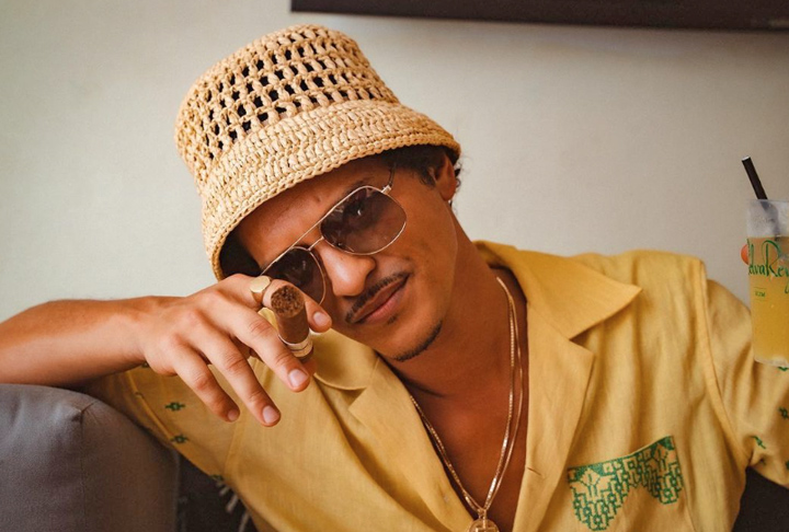 “Estamos orgulhosos de nosso relacionamento com Bruno Mars, um dos artistas mais emocionantes e dinâmicos do mundo. A marca de entretenimento de Bruno atrai visitantes de todo o mundo. A parceria entre MGM e Bruno é de longa data e está enraizada no respeito mútuo, e qualquer especulação de outra forma é completamente falsa“, afirmou em nota a MGM.
