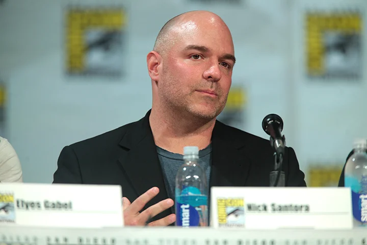 Sob sua liderança, cada episódio mantém ritmo acelerado, boas doses de tensão e cenas de ação coreografadas com competência. Santora também tem o mérito de equilibrar tramas densas com momentos de humor e humanidade, o que torna a série mais do que apenas pancadaria e perseguições.