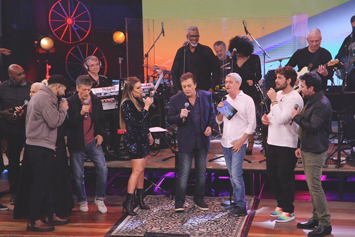 O retorno aos temas ligados à sua formação fazem parte do CD “Humano Demais” em 2005, que contém canções de sua autoria e de outros compositores da música católica.
