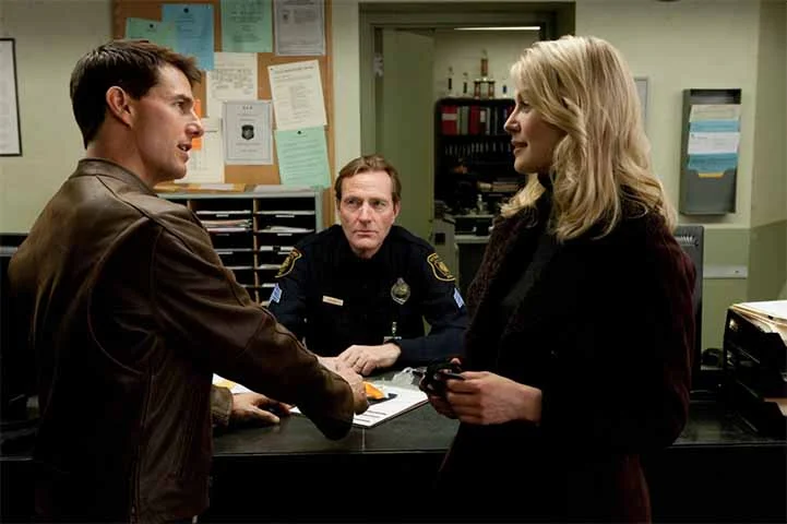 Diferente da abordagem cinematográfica estrelada por Tom Cruise (foto) na década anterior, a série aposta em uma representação mais fiel do personagem Jack Reacher: um ex-policial militar com 1,95m de altura, força descomunal e inteligência afiada, que vive como um andarilho enfrentando injustiças por onde passa.