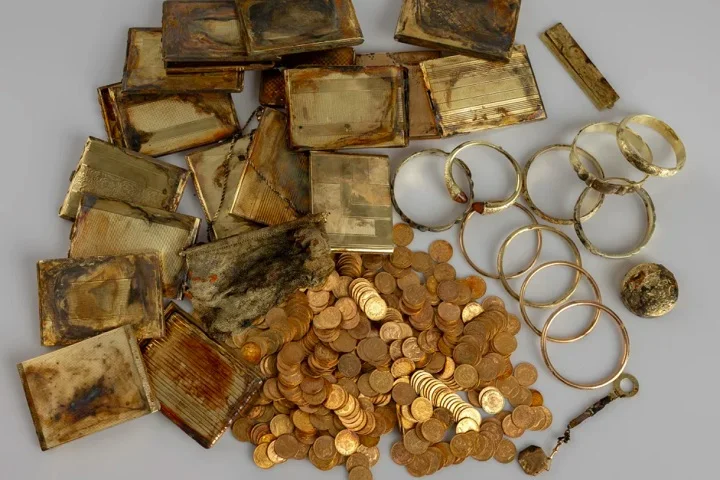 As moedas vieram de vários países. Algumas são da Sérvia, produzidas entre as décadas de 1920 e 1930. 