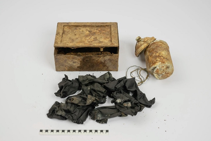 De acordo com os especialistas, as moedas estavam organizadas em 11 fileiras, cada uma enrolada em um tecido preto.