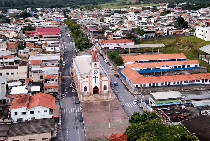 Situada a 180 km de Belo Horizonte, a economia de Santa Cruz de Minas é impulsionada principalmente pelo setor de serviços, que contribui para um dos maiores PIBs da microrregião.