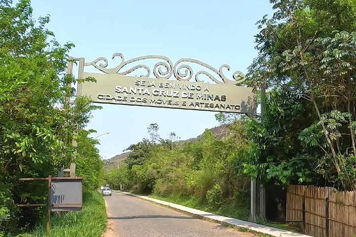 A indústria local também é relevante, com destaque para a produção de móveis artesanais e produtos alimentícios, que levam o nome da cidade para além de Minas Gerais.