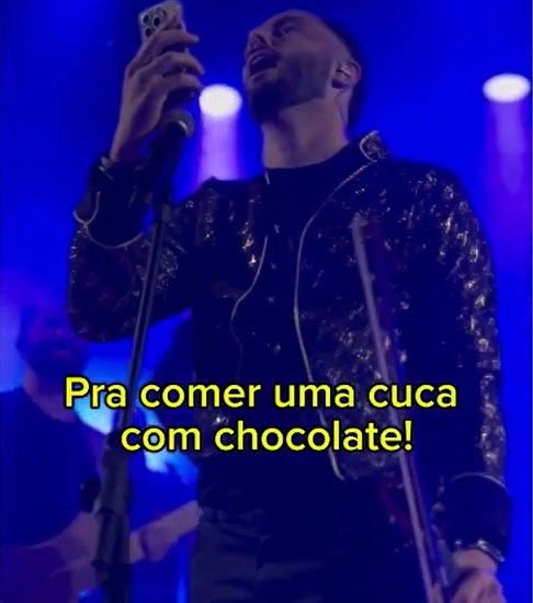 A mãe queria que a visita fosse na hora do show, mas o encontro acabou sendo marcado para o dia seguinte. 