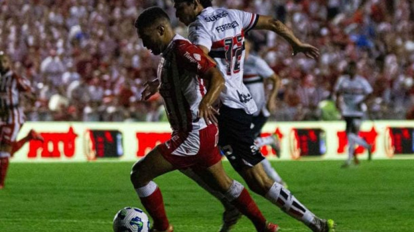 Zagueiro recebeu o cartão vermelho ainda no primeiro tempo, quando o São Paulo vencia por 1 a 0 e tinha um jogador a mais