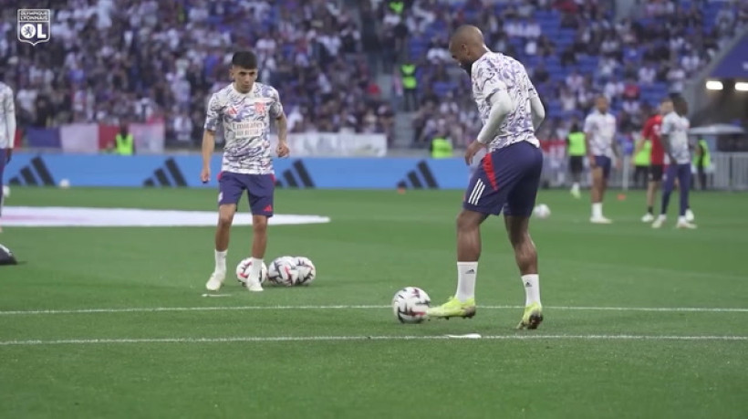 Lyon se despede de Lacazette com homenagens em campo