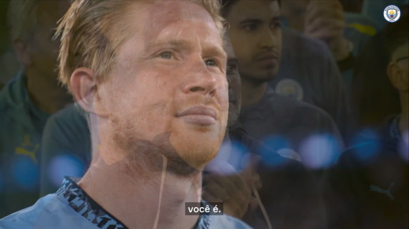 Kevin De Bruyne recebe homenagem de ídolos do Manchester City