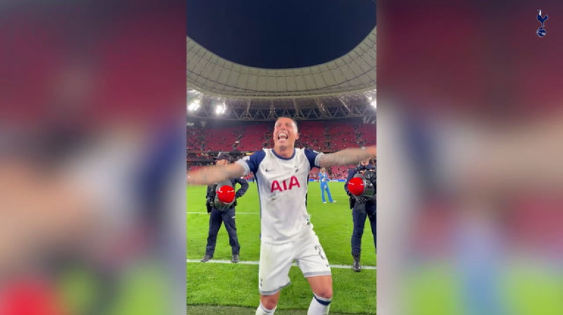 Elenco dos Spurs faz festa com torcida na comemoração do título da Europa League