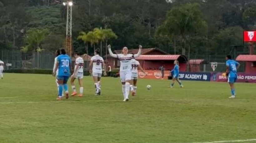 Em domínio total da partida, o Tricolor Paulista enfiou 5 a 0 no time da capital do país e está praticamente garantido na próxima fase
