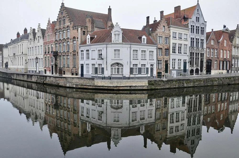Bruges, na Bélgica, é uma das cidades mais encantadoras da Europa, conhecida por sua arquitetura medieval preservada e seus canais. Localizada na região de Flandres, combina história, cultura e gastronomia. Seu centro histórico é Patrimônio Mundial da UNESCO, aliás. Vamos, então, conhecer mais sobre os pontos turísticos desta linda cidade?