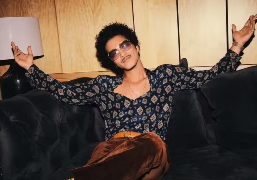 Ele já emplacou nove músicas na liderança da Billboard Hot 100, ranking semanal que é referência na música norte-americana. 