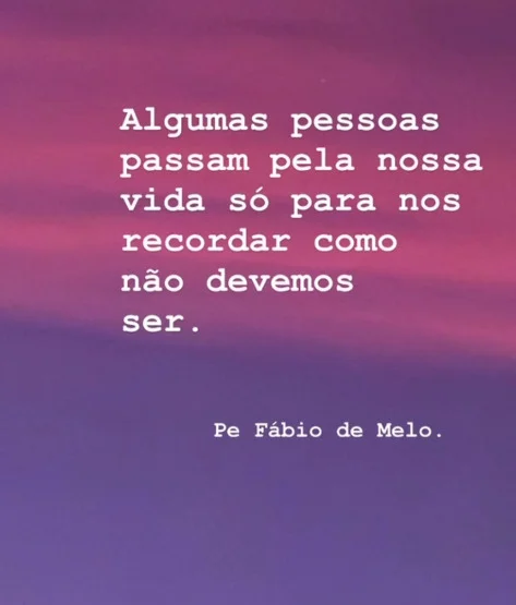 Antes de vestir batina, ele foi vendedor de doces, entregador de pão, ajudante de pedreiro e chegou a trabalhar também em colheita de café. Segundo a biografia Humano Demais, escrita por Rodrigo Alvarez, Fábio tem origem humilde e sofreu com os atos violentos do pai alcoólatra.
