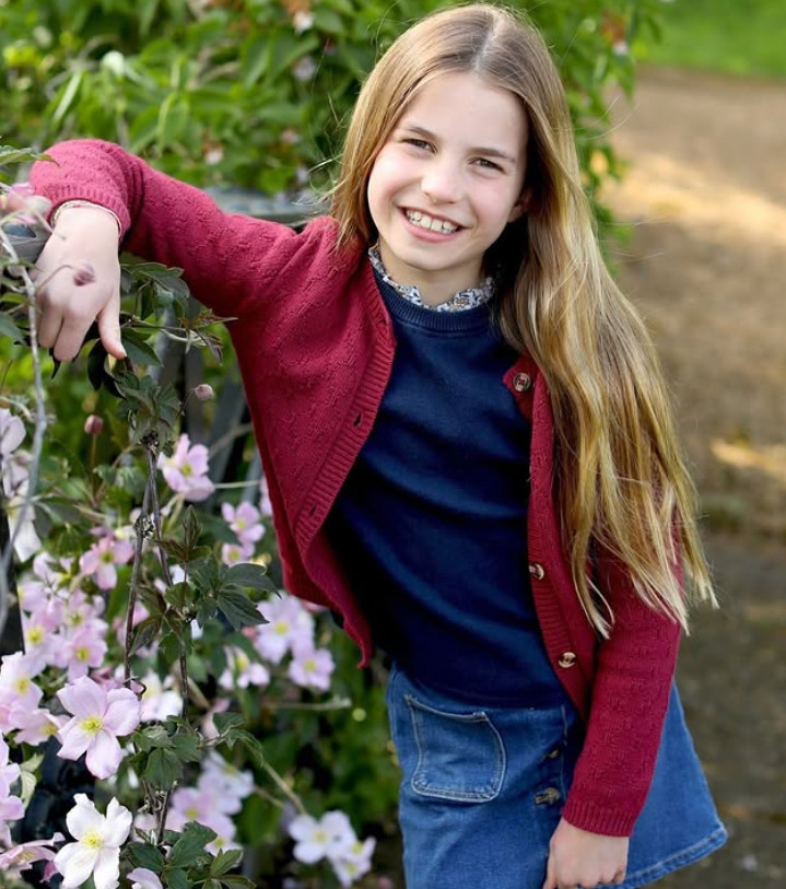 Princesa Charlotte de Cambridge - Filha do príncipe William e da princesa Kate Middleton, Charlotte é a quarta na linha de sucessão ao trono britânico. Com apenas 10 nos, a jovem princesa já participa de eventos da família real e é uma das figuras mais queridas da monarquia britânica, sendo destaque nas aparições públicas.