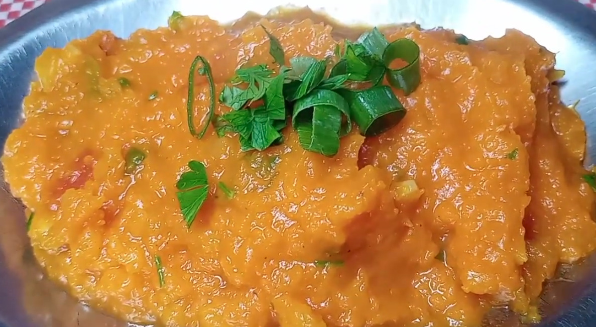 Quibebe: Um purê de jerimum (abóbora) temperado com alho, cebola e ervas. É frequentemente usado como acompanhamento para pratos de carne ou peixe. Calorias: cerca de 120 kcal.