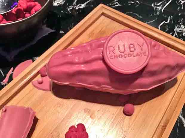 Uma curiosidade é o chocolate ruby. Ele chegou ao mercado surpreendendo todos que acreditavam que as cores desse alimento só poderiam ser duas: branco ou preto