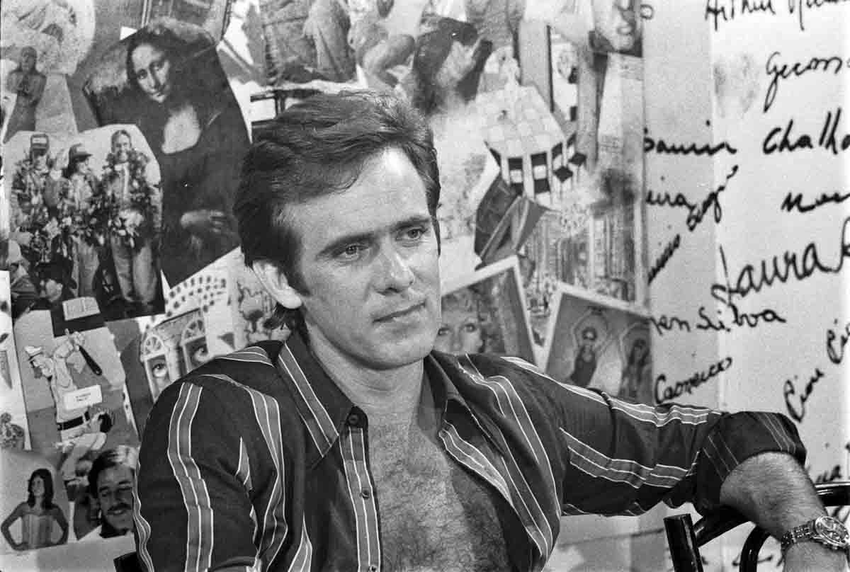 Francisco buscava uma profissão estável e desejava ser advogado, mas, ao entrar em contato com a Escola de Arte Dramática de Alfredo Mesquita, decidiu ser ator. 
