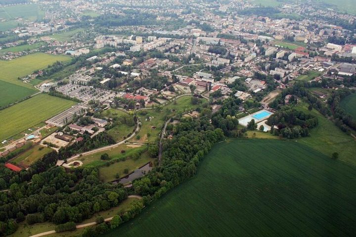 A cidade de Dvůr Králové nad Labem, por exemplo, abriga um dos zoológicos mais importantes da Europa Central, com um famoso safári africano. 