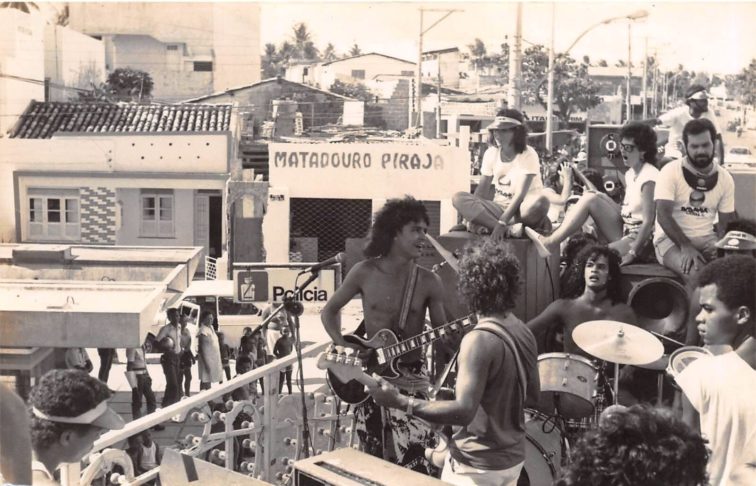 Sua carreira musical começou nos anos 1980, quando se destacou como percussionista e tornou-se membro do grupo Timbalada. Em 1984, Carlinhos Brown tocou na banda Acordes Verdes, de Luiz Caldas. 
