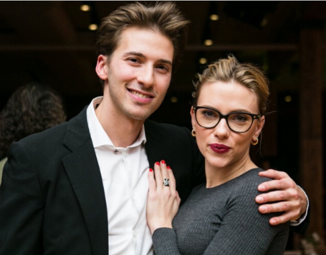 Scarlett Johansson e Hunter Johansson  - Atriz de sucesso em Hollywood, Scarlett Johansson tem um irmão gêmeo: Hunter. Ele atuou no filme Meninas de Ninguém, mas optou por investir na carreira de modelo. Ela tem vasta filmografia e encarna a Viúva Negra no universo da Marvel. 