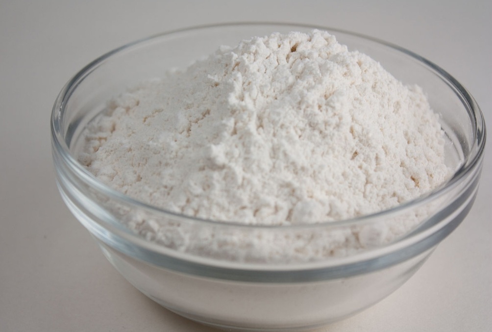 Ingredientes para a receita da cuca de chocolate da Dona Marlice: 1 prato (raso) cheio de farinha de trigo;