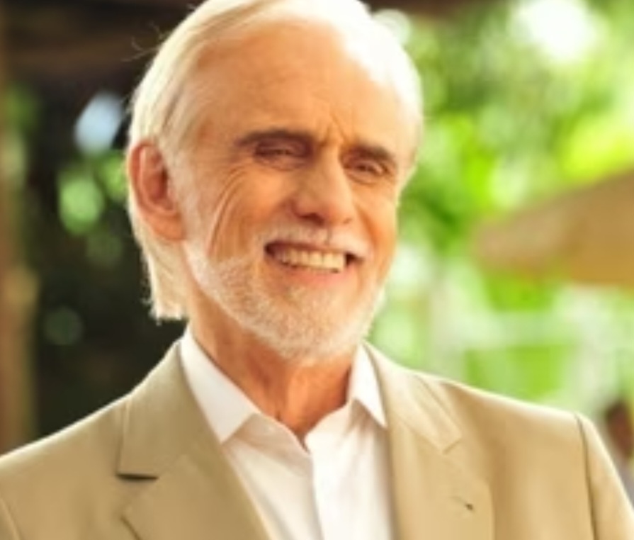 “Assisto ao jornal, alguma reportagem mais interessante. Mas perdi o interesse em novelas. Vejo filmes. Mas não sempre, porque eles são muito longos”, declarou o ator ao comentar sobre sua rotina.

