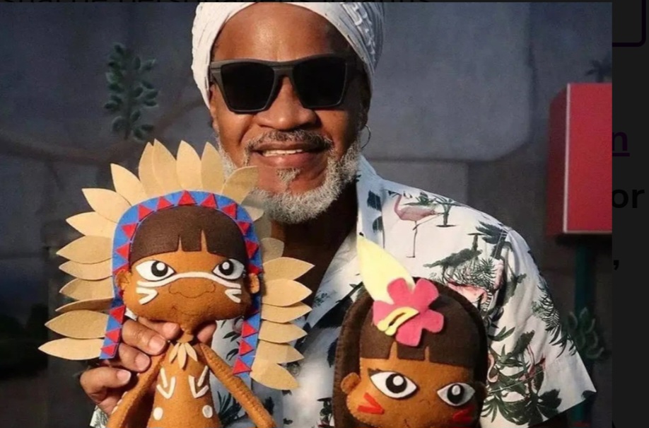 Bernardo reclama que Brown explorou comercialmente os personagens em videoclipes, apresentações, jogos, HQs e webséries, sem pagamenro ao artista que oa criou.

