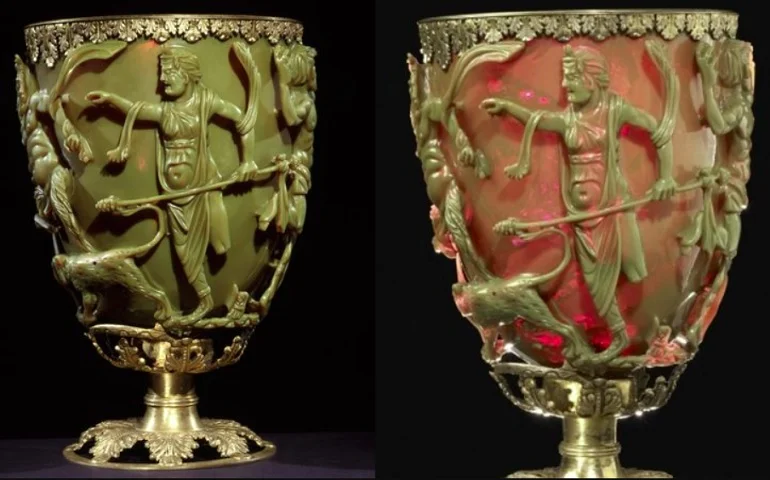 No entanto, o que mais intriga não é a temática mitológica, mas sim sua capacidade de mudar de cor: quando iluminado pela frente, apresenta um tom verde-jade, enquanto com luz traseira exibe um vermelho-sangue.