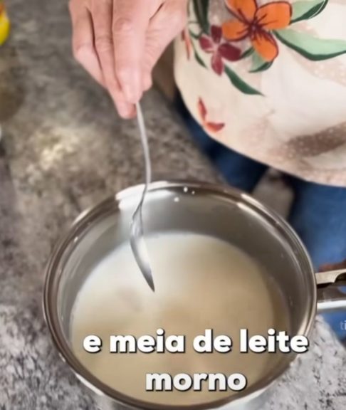 - 1 xícara e 1/2 (chá) de leite morno e 1 xícara (chá) de Nescau;